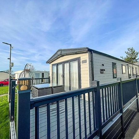 Stunning 8 Berth Caravan With Decking At Kessingland Beach Ref 90017D Benacre المظهر الخارجي الصورة