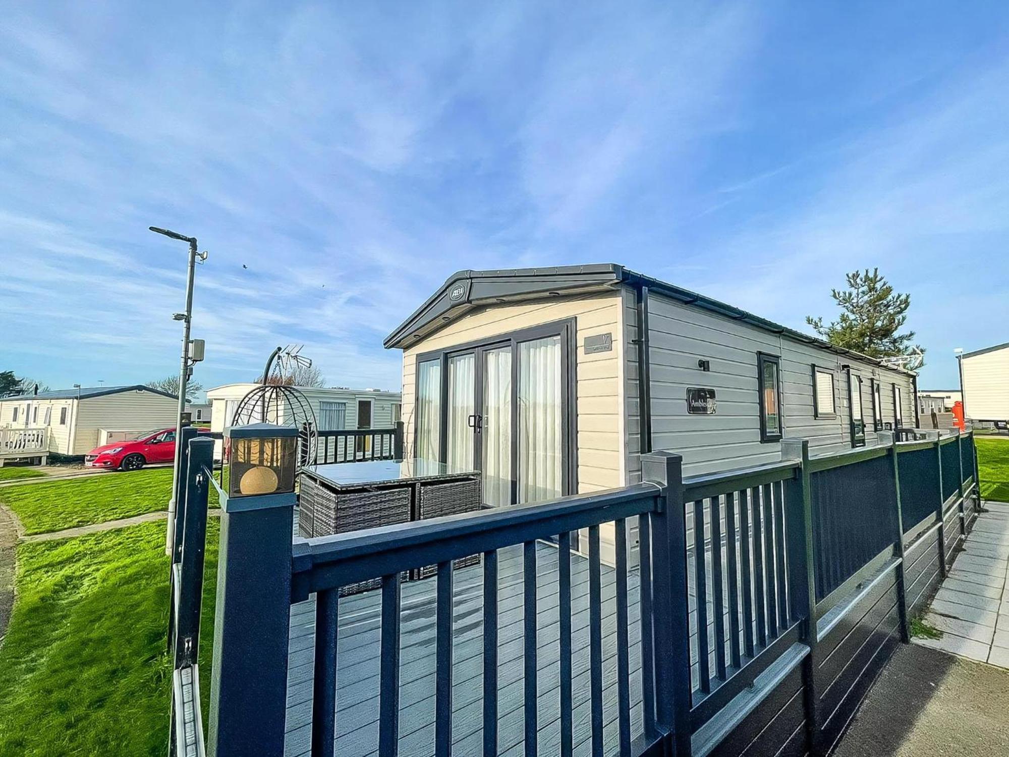 Stunning 8 Berth Caravan With Decking At Kessingland Beach Ref 90017D Benacre المظهر الخارجي الصورة